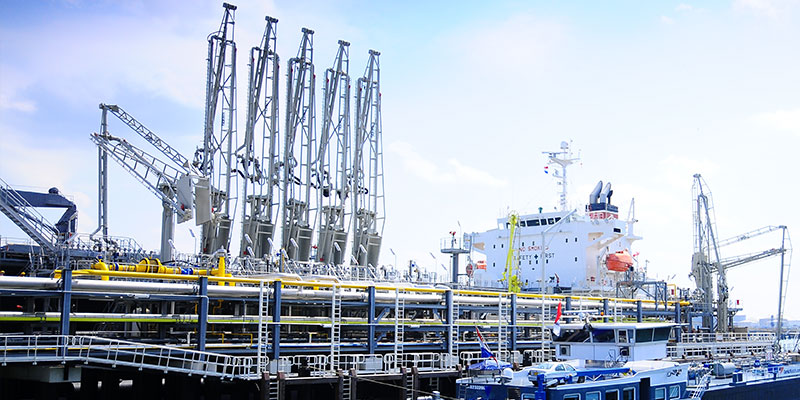 loading arms at jetty