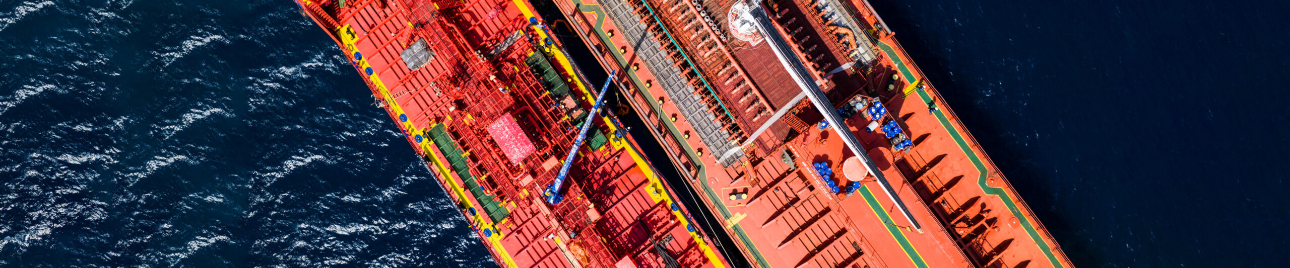 2 vessels alongside one another bunkering